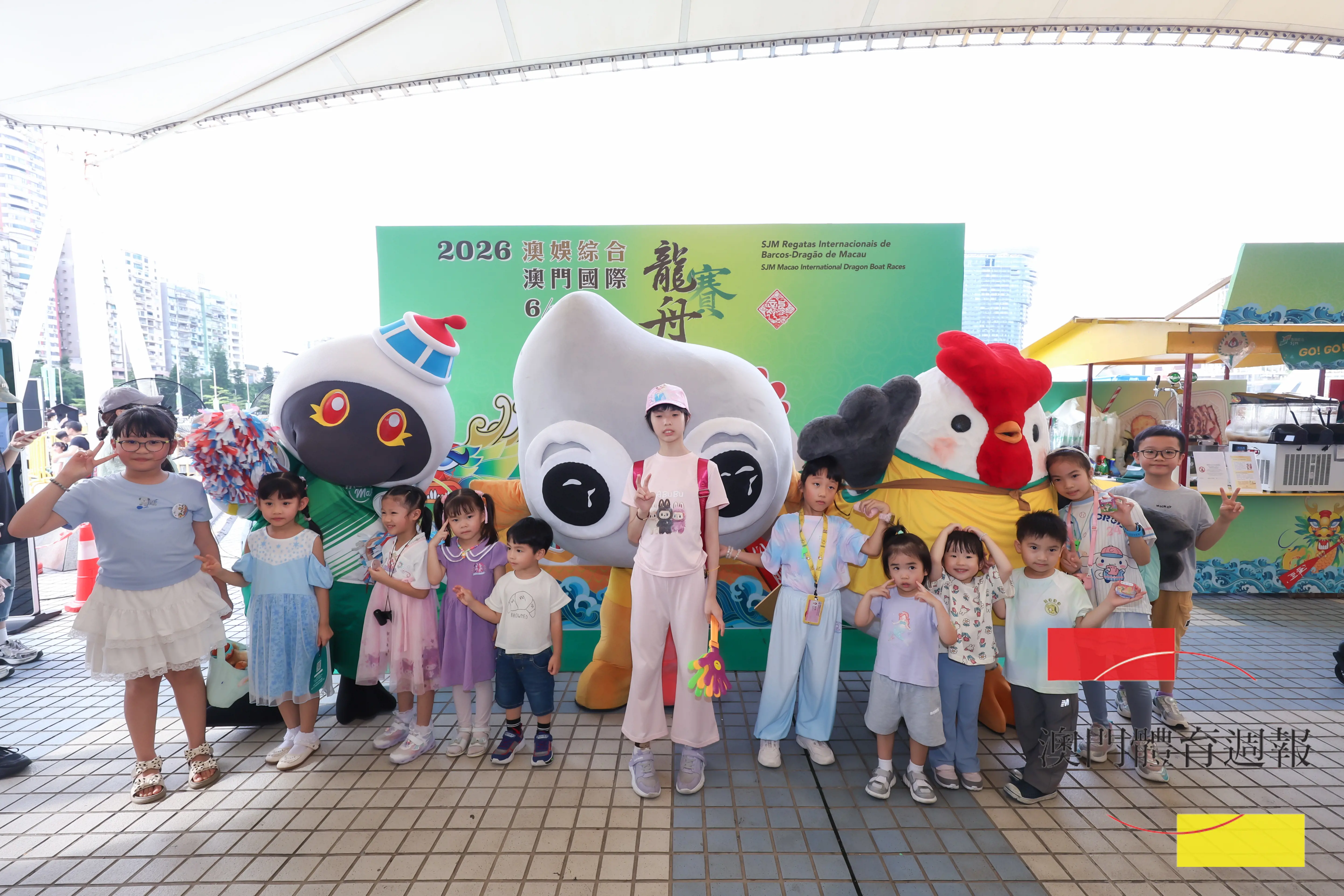 B5 以龍舟賽為主題的拍照區吸引不少市民留影。.jpg